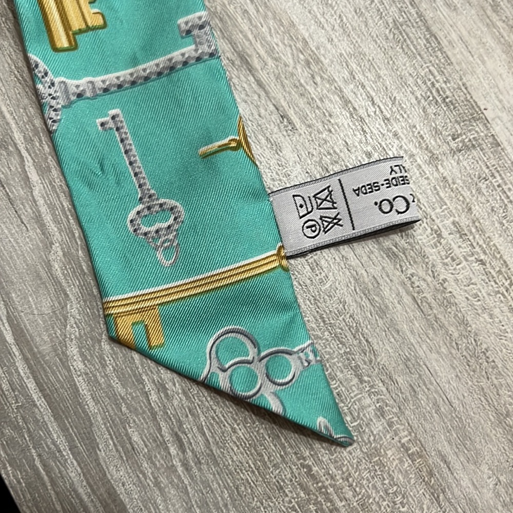 Tiffany Scarf - Picture 7 of 7